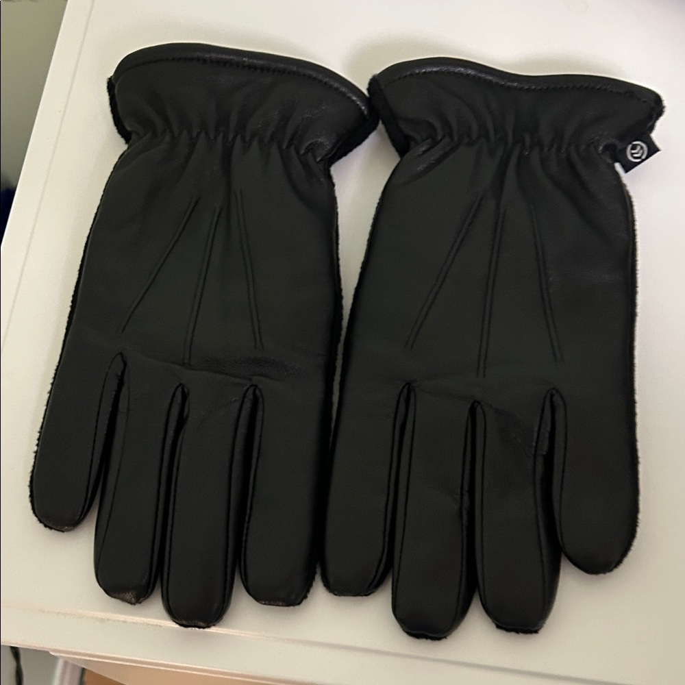 Isotoner Women’s Classic Black Gloves